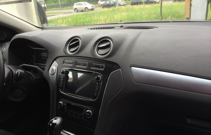 Wie entferne ich einen Kratzer auf Plastik in einem Auto?