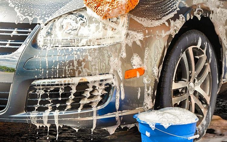Wie kann man sein Auto richtig mit den eigenen Händen waschen?