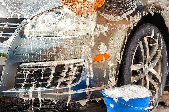 Wie kann man sein Auto richtig mit den eigenen Händen waschen?