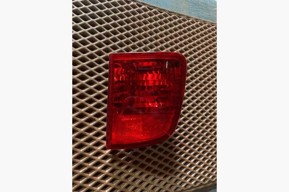 Lexus LX570/450d 2008-2022 Hintere Reflektoren Gebraucht (1 Stk, 2008-2012) Image