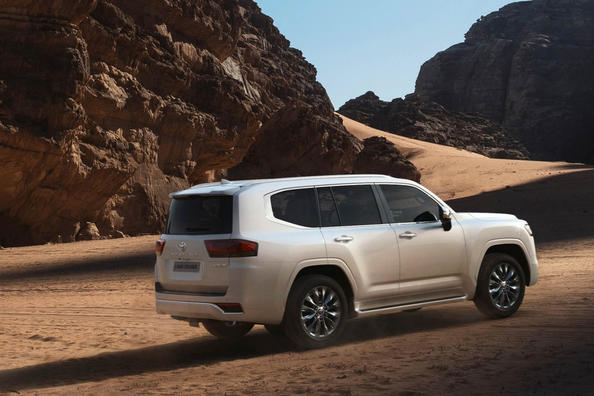 Rückblick auf die siebte Generation des Toyota Land Cruiser 300 SUV Foto 7