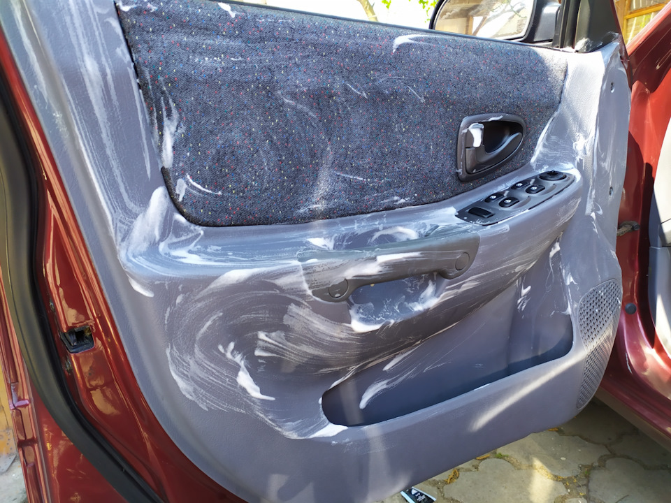 Wie kann man den Kunststoff im Auto schnell reinigen?