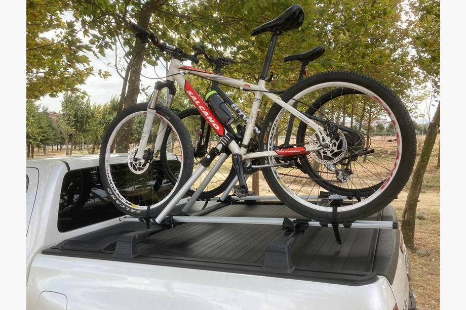 Toyota Hilux 2015- Dachträger Querträger (für Originalbefestigungspunkte) Schwarz Foto 2