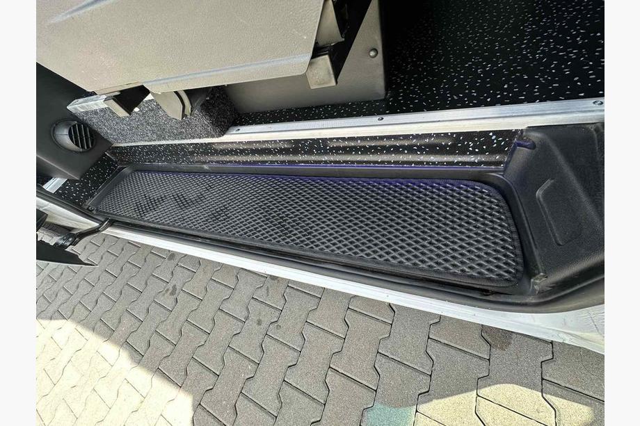 Mercedes Sprinter W907/W910 2018- EVA Einstiegsleisten-Matten aus Polyurethan (schwarz) 3 Stück Image