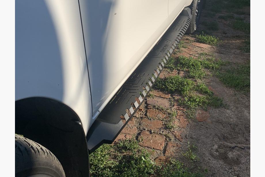 Toyota Hilux 2015- Seitenstufen Dakar V1 ohne LED (2 Stk, Metall) Image