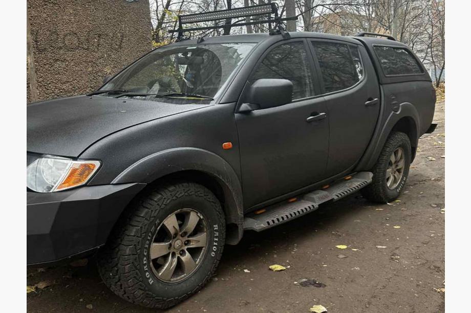 Mitsubishi L200 2006-2015 Seitenstufen Dakar V2 mit LED (2 Stk, Metall) Image