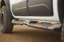 Isuzu D-Max 2019- Trittbretter Dakar V2 mit LED (2 Stk, Metall) Foto 3