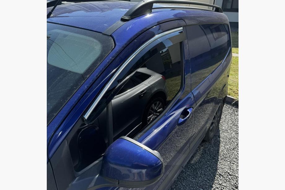 Ford Courier 2014-2023 Windabweiser mit Chromleisten (4 Stk., Sunplex Chrome) Foto 4