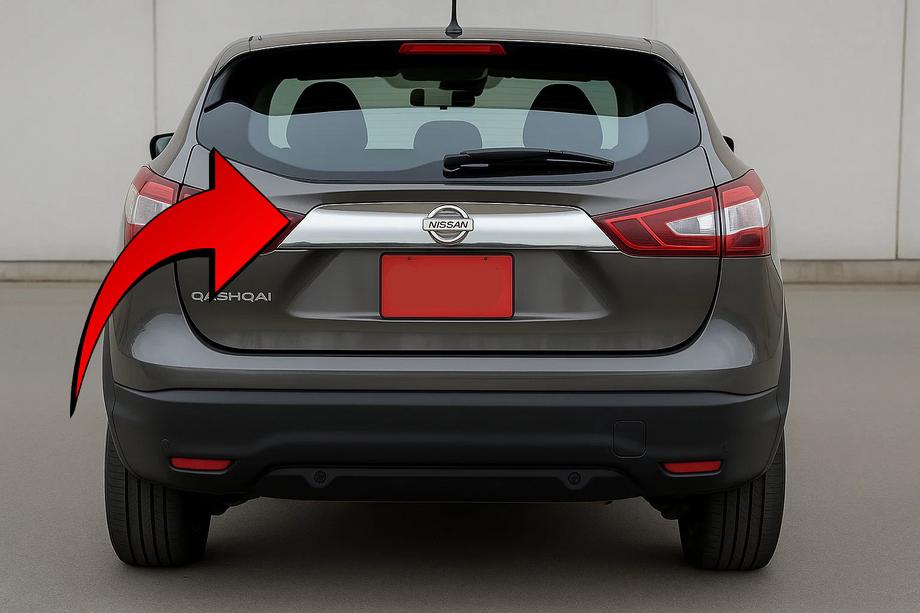 Nissan Qashqai 2014-2021 Kofferraumleisten über dem Kennzeichen Libao (Kunststoff) Foto 1