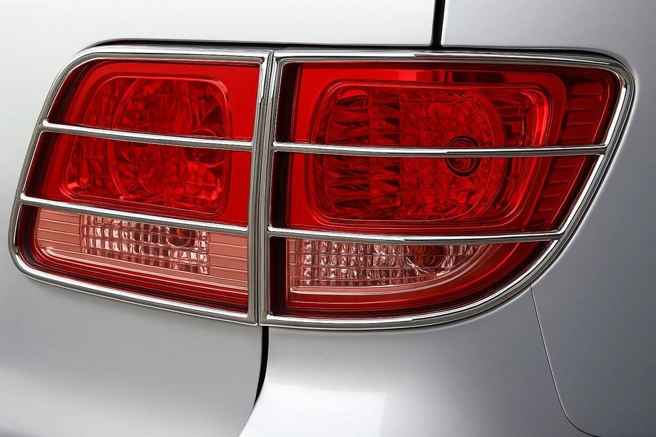 Toyota Fortuner 2006-2015 Schutz für Rückleuchten (Edelstahl) Foto 1