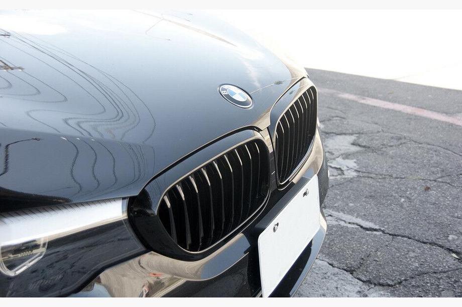 BMW 5er G30/G31 2017–2023 Nieren 1 Bar (2017-2020, Schwarz Glanz) Image